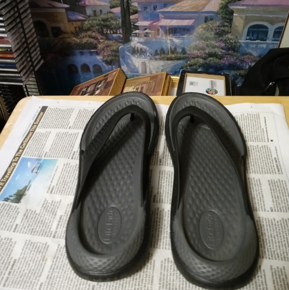 🩴🩴🚂 CROCS SLIPPERS GRAY & BLACK 🌉⛵A FABULOUS GIFT GIVING ITEM.🛍🪭 - Picture 6 of 12